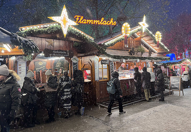 2024 ist der Stand von Hamburgs Fischüttn wieder in gewohnter Größe: heuer gibt es hier deshalb auch wieder Fischsuppe (©Foito: Hamburg)